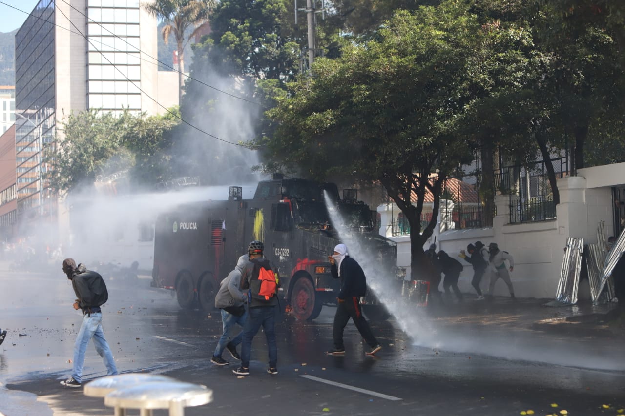 Enfrentamientos Entre El Esmad Y Encapuchados En El Norte De Bogotá ...